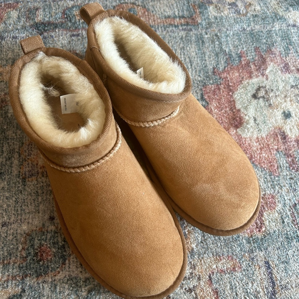 BRAND NEW low boot UGGs never worn size 8 does not come with box.